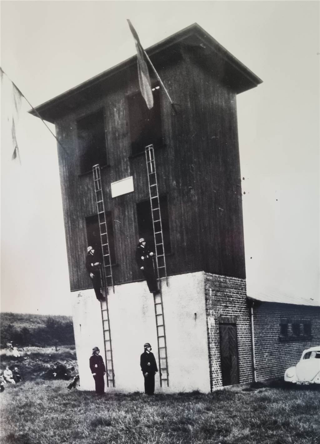Löscheimer, TuS und Kriegsheimkehrer: Halterns besondere Feuerwehr Feuerwehrleute bei einer Leiterübung am alten Steigeturm um 1956, wo heute die Rettungswache der Lavesumer Löscheinheit steht.