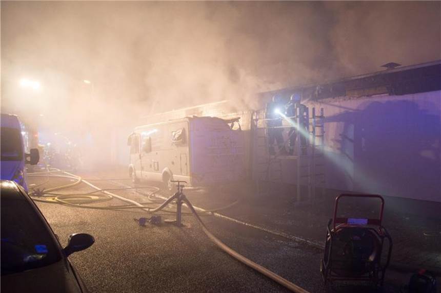 Großbrand in Hessen: Drei Reihenhäuser in Flammen Feuerwehrleute bekämpfen ein Feuer an Reihenhäusern. Foto: Wiesbaden112.de