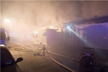 Feuerwehrleute bekämpfen ein Feuer an Reihenhäusern. Foto: Wiesbaden112.de