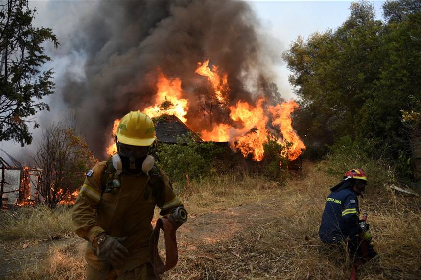 Hitze und Brände in Griechenland - Badeorte müssen evakuiert werden Feuerwehrleute bekämpfen einen Waldbrand in der Nähe des Dorfes Lampiri, westlich von Patras. Das an einem Berghang ausgebrochene Feuer hat sich in gefährlicher Nähe zu den Küstenstädten ausgebreitet.
