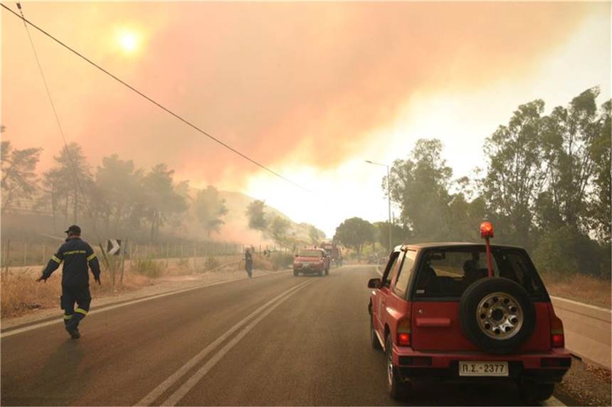 Mittelmeerländer kämpfen gegen Hitze und Waldbrände Feuerwehrleute bekämpfen einen Waldbrand in der Nähe des Dorfes Lampiri, westlich von Patras.