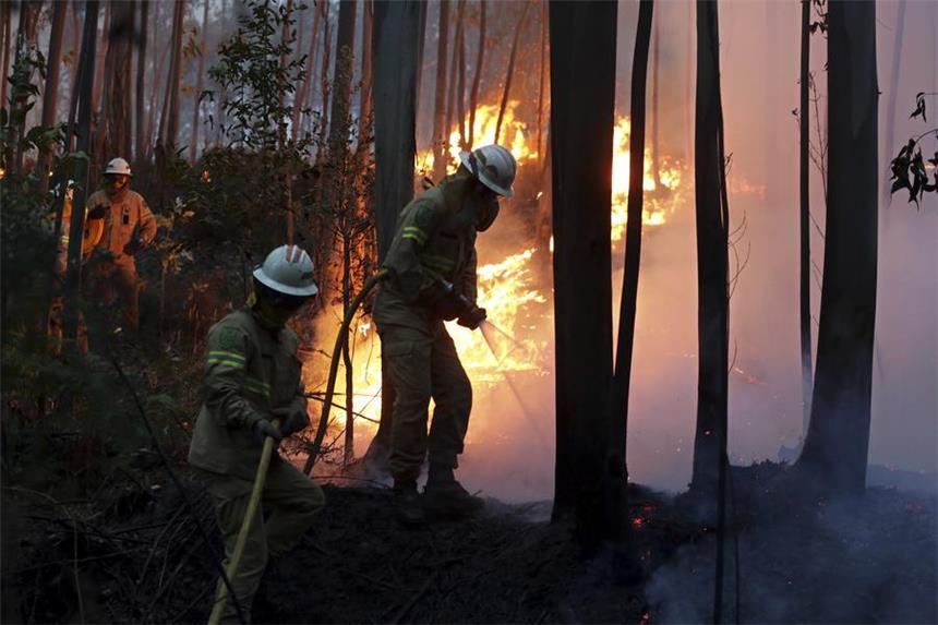 Mehr als 60 Tote bei verheerendem Waldbrand Feuerwehrleute der Republikanischen Nationalgarde versuchen am 18.06.2017 in Avelar (Portugal) einen Waldbrand zu löschen. In Portugal ist am Samstag ein großer Waldbrand ausgebrochen. ACHTUNG: Dieses Bild hat dpa auch im Bildfunk gesendet. Foto: Armando Franca/AP/dpa +++(c) dpa - Nachrichten für Kinder+++