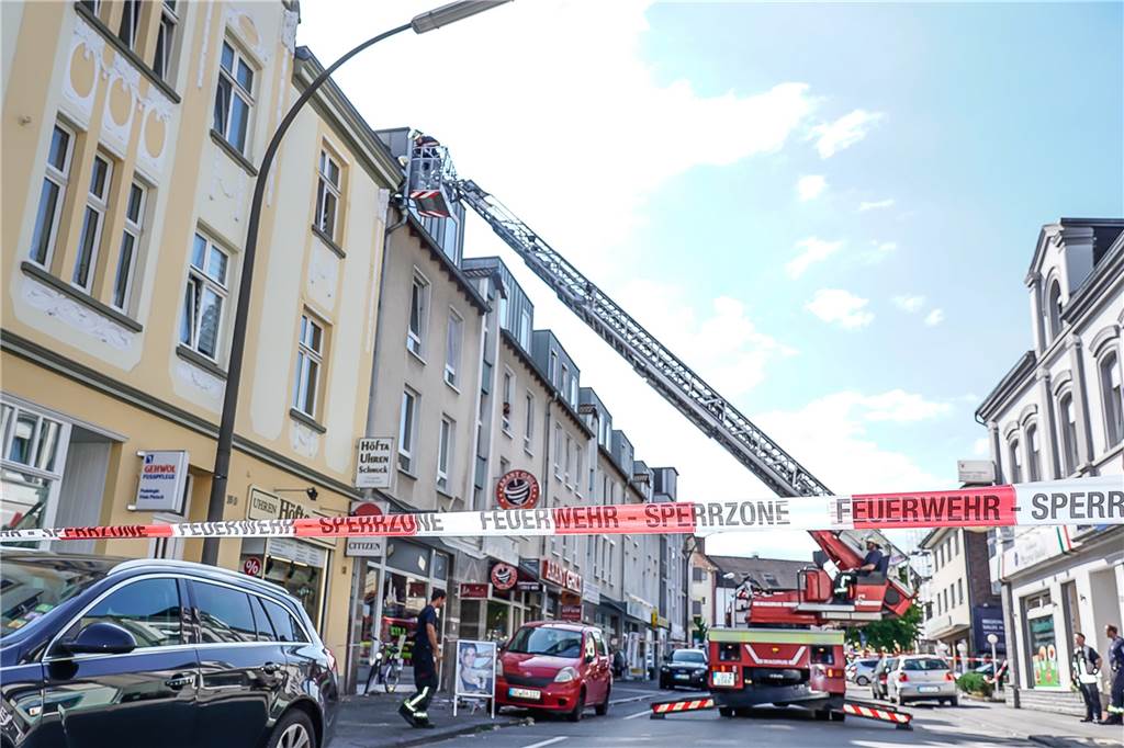 Mauerbrocken lösten sich und stürzten auf den Gehweg Feuerwehrleute fuhren mit einer Drehleiter zu der beschädigten Giebelwand.