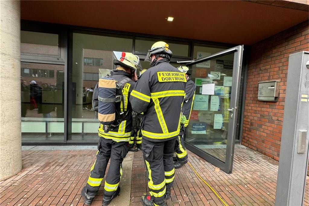 Feuerwehrleute gingen auch unter Atemschutz ins Gebäude.