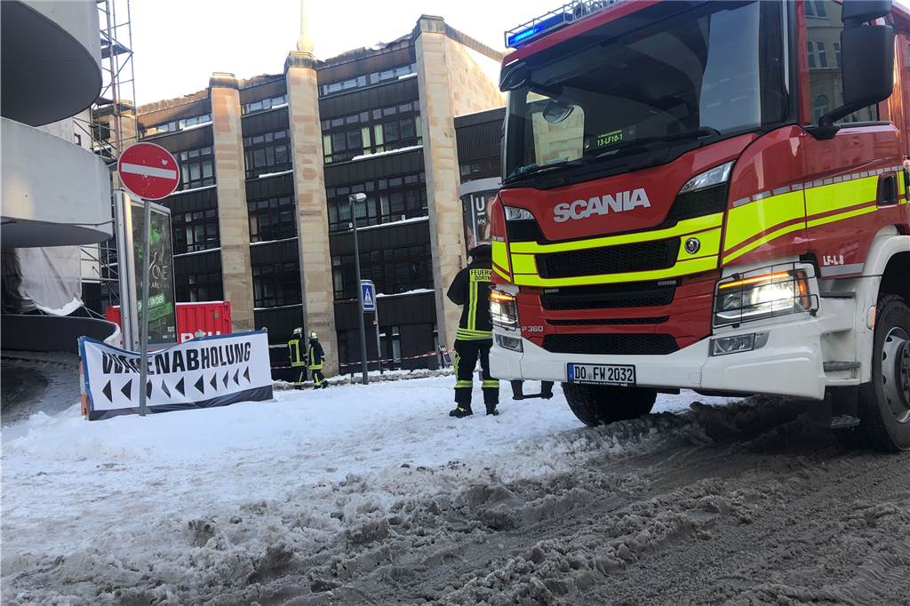 Gefahr von oben: Zwei Tipps können Dortmundern aktuell das Leben retten Feuerwehrleute inspizieren das Dach des Katholischen Zentrums in der Dortmunder Innenstadt, weil dort Schnee herab zu stürzen drohte.