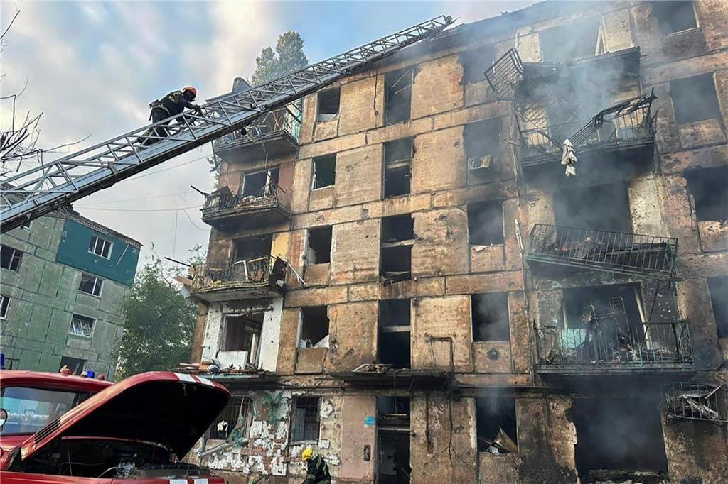 Raketeneinschlag in der Südostukraine: 11 Tote, Ein Dutzend Menschen verletzt Feuerwehrleute löschen ein Feuer, nachdem Raketen in ein mehrstöckiges Wohnhaus eingeschlagen sind.