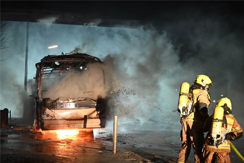 Wachleiter Schulte zur Gewalt gegen Feuerwehrleute: „Hemmschwelle sinkt“ Feuerwehrmänner löschen in der Silvesternacht in Berlin einen Reisebus.