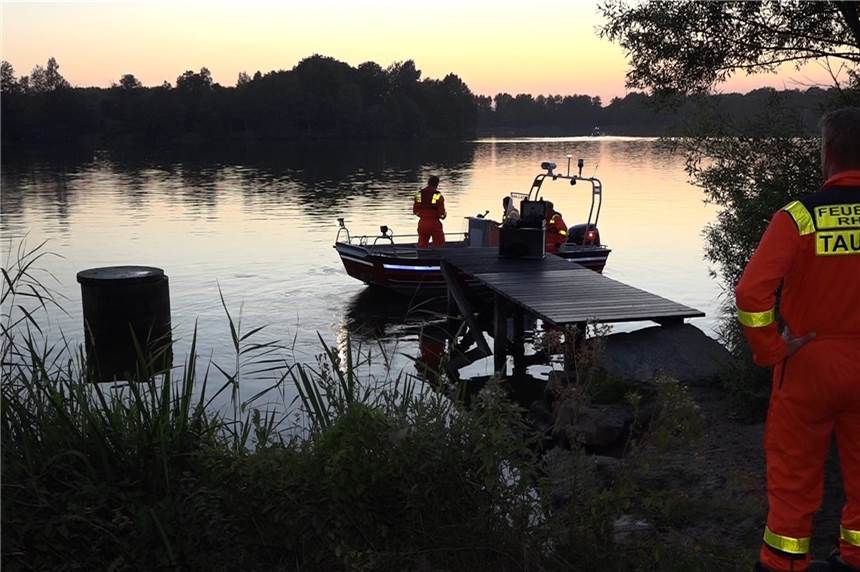 Mindestens drei Menschen sterben bei Badeunfällen in NRW Feuerwehrleute sind nach einem Badeunfall an einem See im Einsatz. Bei Badeunfällen an zwei Seen im Kreis Steinfurt sind zwei Menschen ums Leben gekommen.