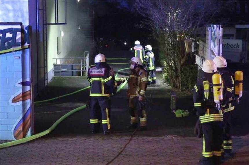 Mehr als 130 Tiere bei Brand im Kölner Zoo getötet – auch seltene Arten Feuerwehrleute stehen im Kölner Zoo.
