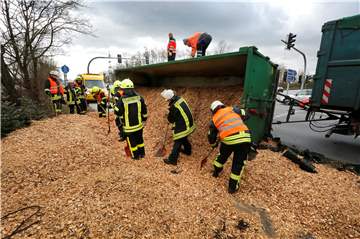 Spektakulärer Lkw-Unfall kurz vor Ikea: Anhänger mit Hackschnitzel kippt um - Verschüttete gesucht