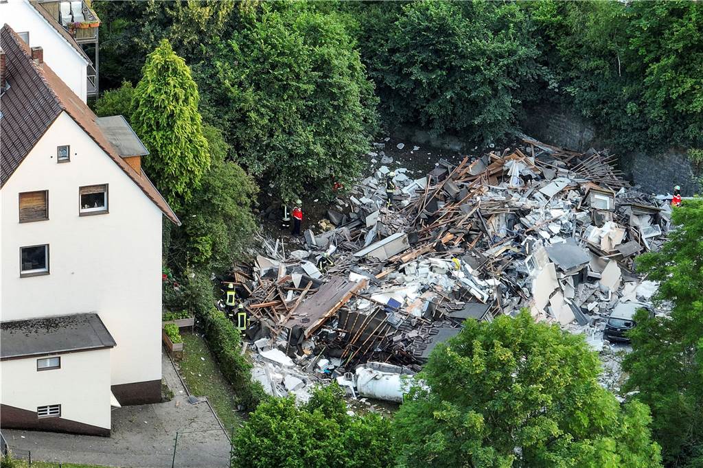 Haus-Explosion in Hemer: Zweites Opfer in Klinik gestorben Feuerwehrleute untersuchen die Trümmer eines eingestürzten Hauses.
