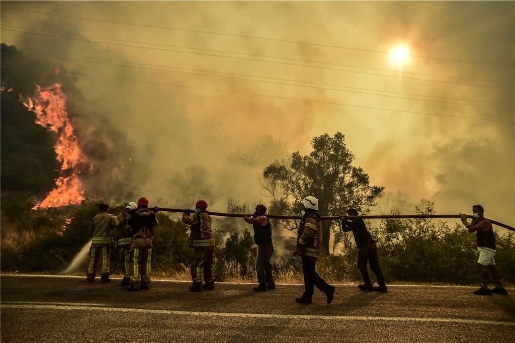 Dortmunder in der Türkei: „So hautnah habe ich die Waldbrände noch nie erlebt“ Feuerwehrleute versuchen einen sich ausbreitenden Brand zu löschen. In der Türkei kämpfen Tausende Einsatzkräfte seit Tagen gegen Wald- und Buschbrände in der Mittelmeerregion.