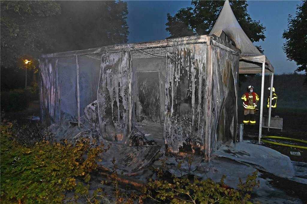 Teststelle brannte in Dorsten: Betreiber gibt Hinweise auf Ursache (mit Video) Feuerwehrleute haben den Brand in der Teststelle nahe des Atlantis-Schwimmbades in Dorsten gelöscht.