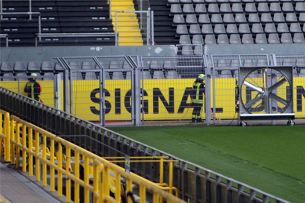 Feuerwehr löscht Brand in Technikraum des BVB-Stadions Feuerwehrleute waren am Samstagnachmittag im Signal Iduna Park im Einsatz.