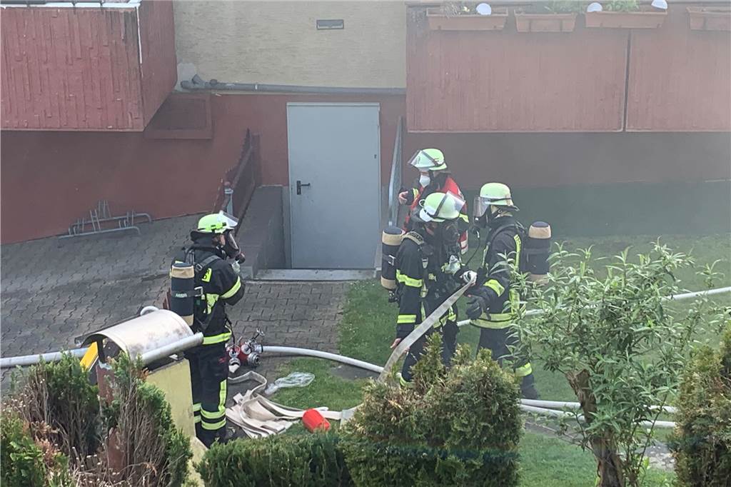 Dunkle Rauchwolke bei Schuppenbrand an der Mengeder Straße Feuerwehrmänner der Löschzüge Mengede und Eving waren am Brandort an der Mengeder Straße beschäftigt.