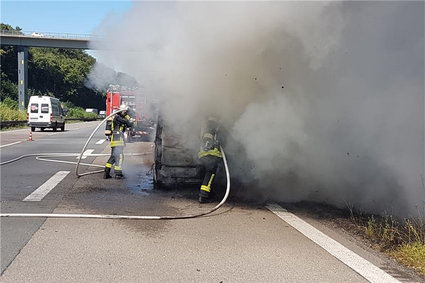 Feuerwehreinsatz auf der A45 sorgte für Stau Feuerwehrmänner mit Atemschutzmasken löschten den Fahrzeugbrand auf der A45. Kurzzeitig gab es Verkehrsbehinderungen.