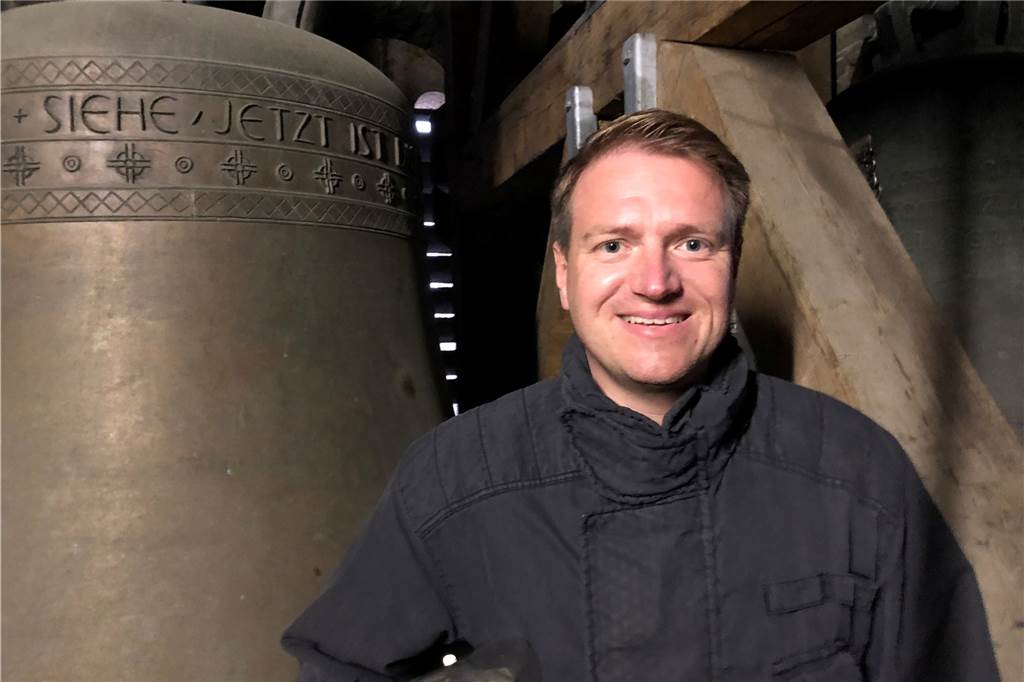Besorgte Blicke zum Kirchturm: Darum war die Feuerwehr an der Asselner Lutherkirche Feuerwehrmann Robert Litschke sah sich auch im Glockenturm der Lutherkirche um und empfand die hölzerne Tragekonstruktion für die Glocken als sehr massiv