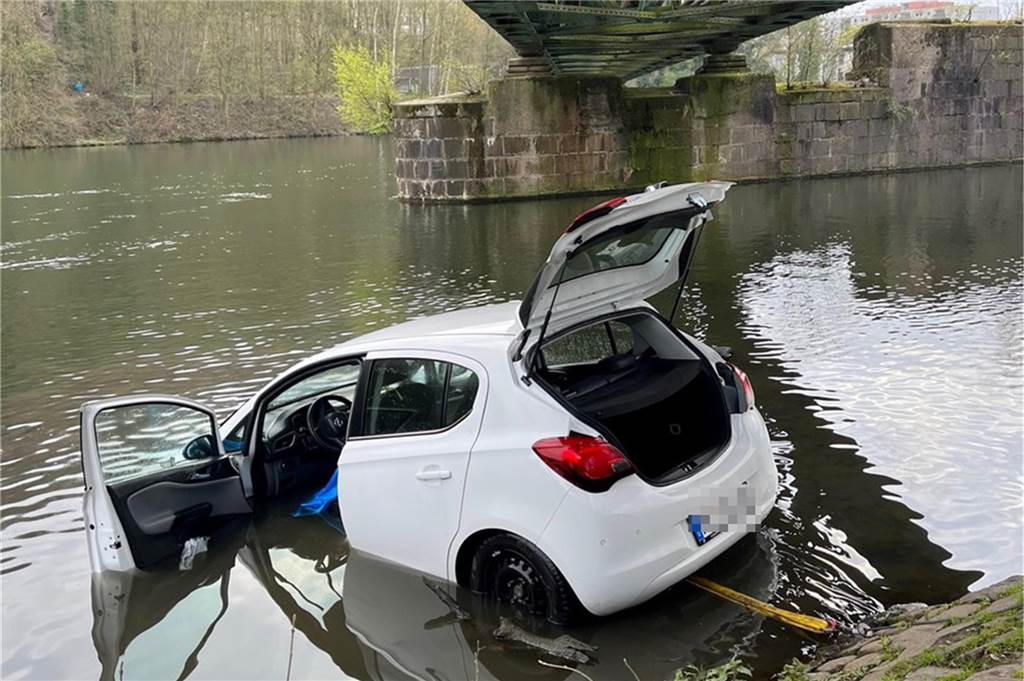 Frau stürzt mit Auto in die Ruhr und rettet sich: Dramatischer Unfall in Essen PKW im Wasser
