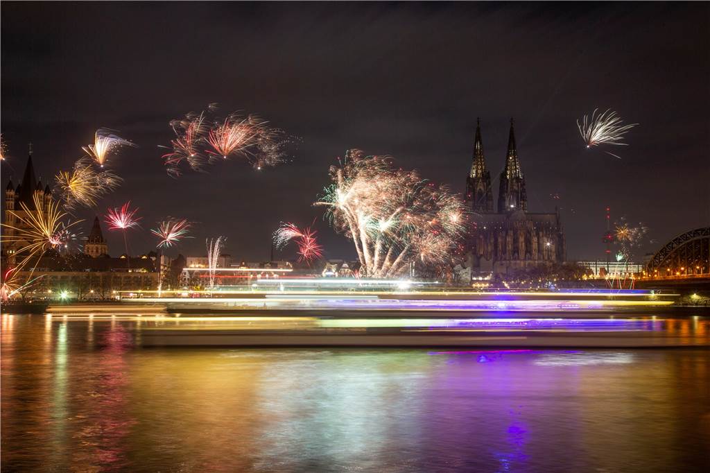 So war die Silvesternacht in NRW : Gewalt in Hagen und Essen, viele friedliche Feiern Feuerwerk über dem Rhein in Köln zum Jahreswechsel 2022/2023