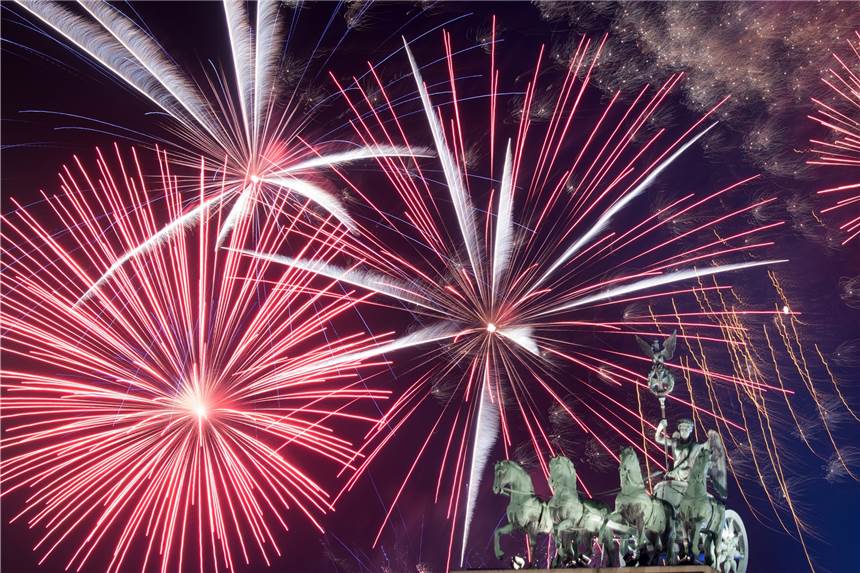 Corona: Diese Regeln wollen die Länder für Weihnachten und Silvester Feuerwerke auf belebten Plätzen und Straßen soll es nach Vorstellungen der Länder in diesem Jahr nicht geben. Kleine, private Feuerwerke könnten erlaubt werden. Bund und Länder werden darüber am Mittwoch beraten.