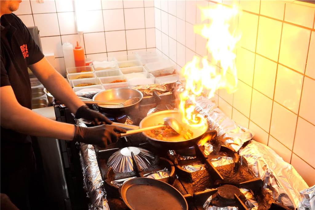 Mohammad Rahman und Anil Chamoli sorgen für die Würze im „Rice n’Spice“ Ein Koch schwenkt eine Pfanne im indischen Restaurant Rice n'Spice in Recklinghausen.