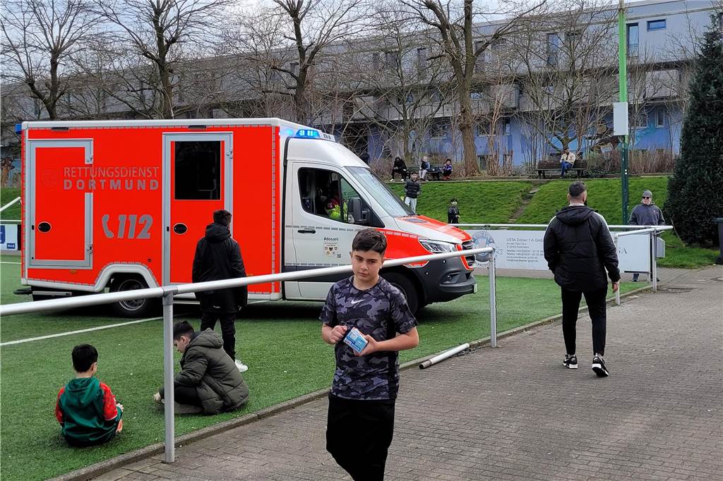 Horror-Beinbruch bei Dortmunder Kreisligaspiel: Partie abgebrochen, drei Krankenwagen im Einsatz Feyaz Yildiz wurde im Einsatzwagen ins Krankenhaus gebracht.