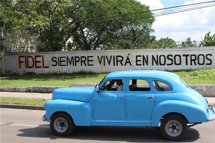 Gedenken auf Kuba: Ein Jahr ohne Fidel Castro „Fidel wird immer in uns weiterleben“ steht auf Spanisch auf einer Wand in Havanna geschrieben. Foto: Guillermo Nova