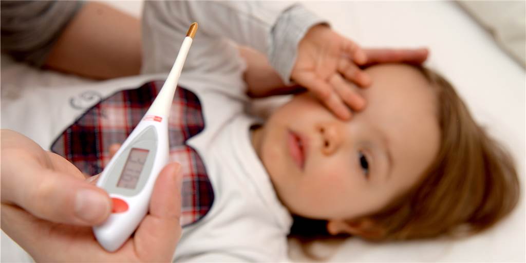 Lieferengpässe: Fiebersäfte für Kinder in Dorsten kaum zu bekommen Bei einem Kind wird das Fieber gemessen.