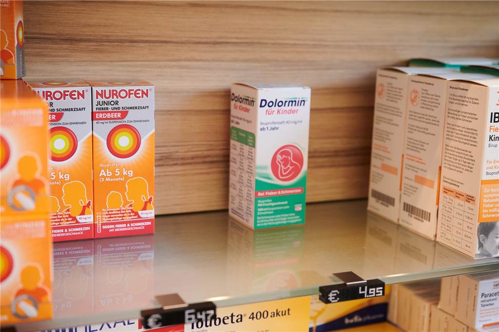 Apotheken schließen erneut: 100 Kilometer Fahrt für richtiges Medikament Regal mit Fiebersaft.