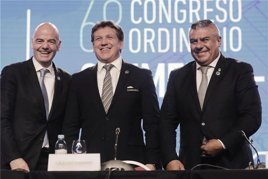 Südamerika-Verband will Fußball-WM 2022 mit 48 Teilnehmern FIFA-Chef Infantino (l-r) steht neben dem CONMEBOL-Präsidenten Alejandro Dominguez und dem Verbandschef Argentiniens, Claudio Tapia. Foto: Martin Ruggiero/AP