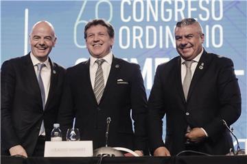 FIFA-Chef Infantino (l-r) steht neben dem CONMEBOL-Präsidenten Alejandro Dominguez und dem Verbandschef Argentiniens, Claudio Tapia. Foto: Martin Ruggiero/AP