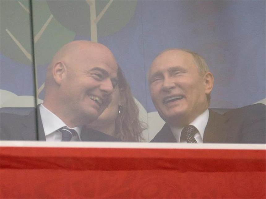 Videos, Stoppelfeld und Meister Jogi FIFA-Präsident Gianni Infantino (l) und Russlands Staatspräsident Wladimir Putin sitzen beim Eröffnungsspiel auf der Tribüne in Sankt Petersburg. Foto: Ivan Sekretarev