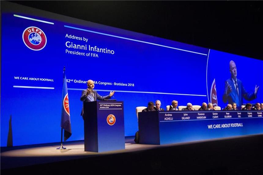UEFA rechnet mit Rekordeinnahmen - Leichtes Minus 2016/2017 FIFA-Präsident Gianni Infantino spricht in der Slowakei. Foto: Jakub Kotian