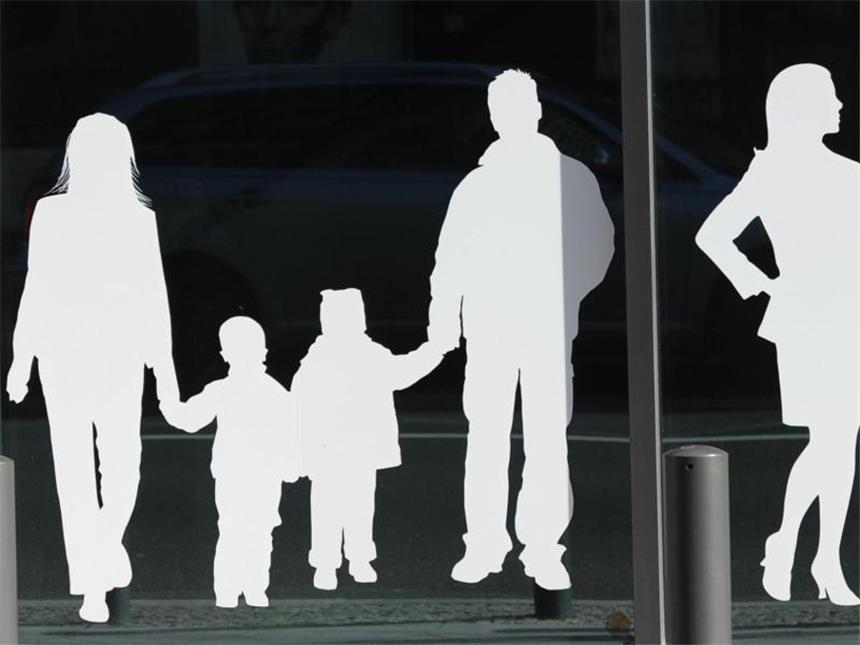 Viele Mütter verzichten wegen Steuerklasse auf Elterngeld Figuren, die eine Familie aus Frau, Mann und Kindern darstellen sowie eine berufstätige Frau mit Pumps und Aktentasche sind auf dem Gebäude des Bundesministeriums für Familie, Senioren, Frauen und Jugend. Foto: Jens Kalaene/Archiv