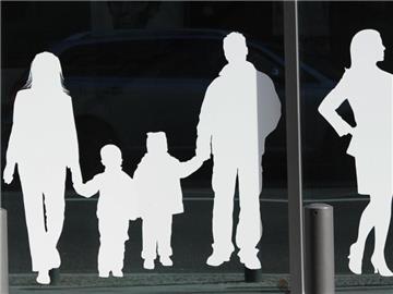 Figuren, die eine Familie aus Frau, Mann und Kindern darstellen sowie eine berufstätige Frau mit Pumps und Aktentasche sind auf dem Gebäude des Bundesministeriums für Familie, Senioren, Frauen und Jugend. Foto: Jens Kalaene/Archiv