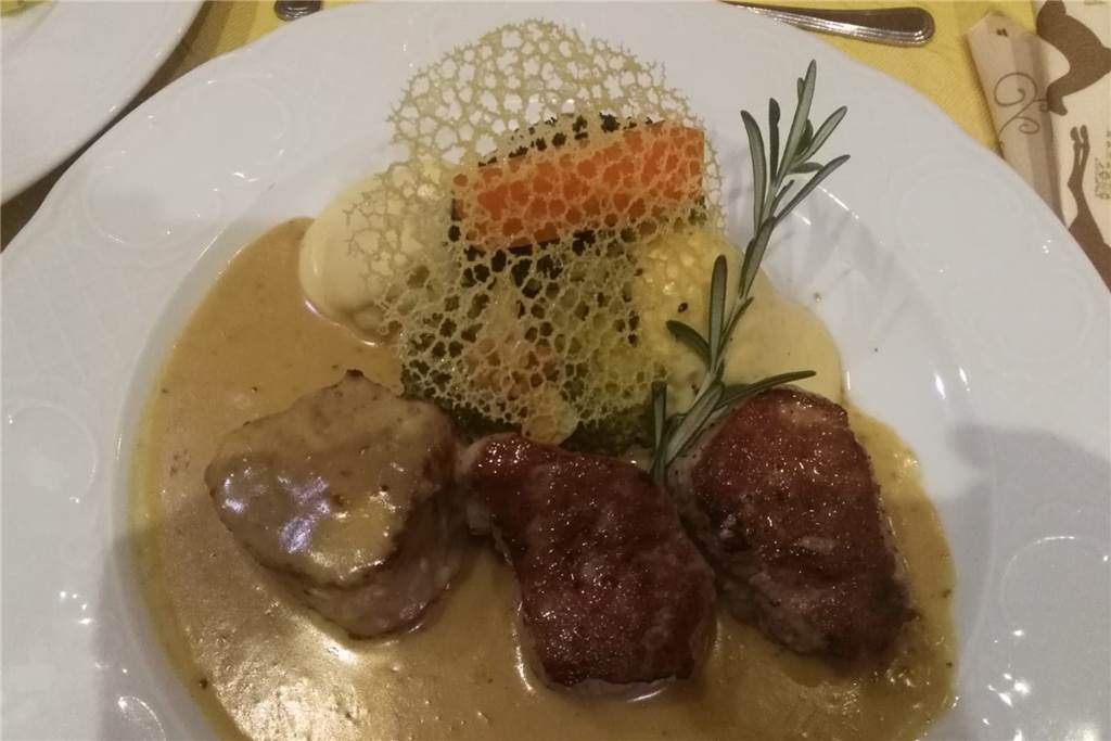 Himmelmann in Lippramsdorf: Ein uriges Restaurant für Fleisch-Fans „Filetteller“ - zarte Schweinemedaillons mit einer milden Dijonsenfsauce an buntem Gemüse, dazu Röstkartoffeln“ (17 Euro)