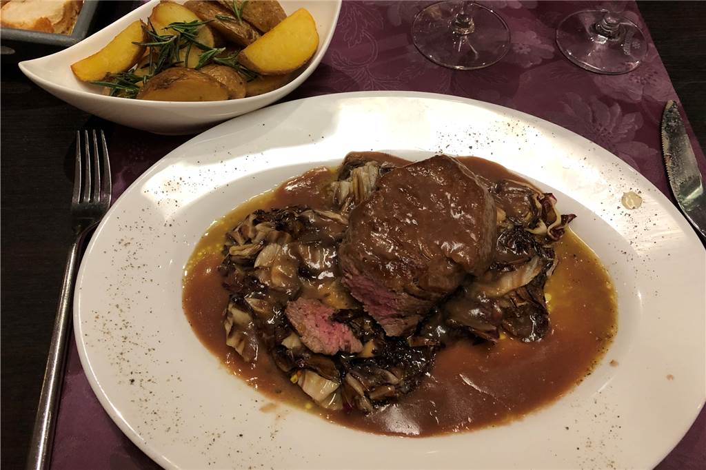 Wunderbar italienische Küche (fast) direkt vor der Haustür Filetto alla Valpolicella – Rinderfilet in Rotweinsoße auf Radiccio