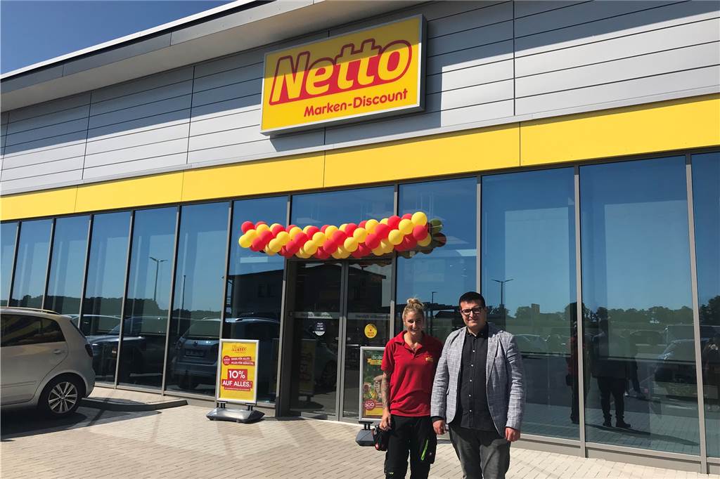 Lange Schlangen am ersten Verkaufstag im Netto in Capelle Filialleiterin Denise Lansing und Verkaufsleiter Ramazan Ünal hatten mit so vielen Kundinnen und Kunden am ersten Tag nicht gerechnet. Das zwölfköpfige Verkaufsteam bekommt in dieser Woche noch Unterstützung aus anderen Filialen.