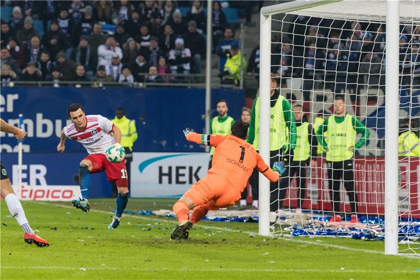 Kostic bewahrt Hollerbach vor Pleite bei Heimdebüt Filip Kostic (l.) erzielt den späten Treffer zum 1:1.