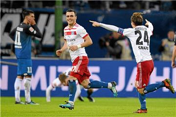 Filip Kostic (M.) jubelt nach seinem Treffer zum 2:0 mit Gotoku Sakai.