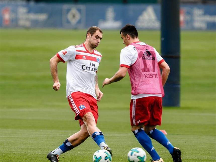 HSV-Profi Kostic fehlt länger - Denswil trifft doppelt Filip Kostic (r) erlitt im Testspiel gegen Sparta Rotterdam eine Kapselverletzung im rechten Kniegelenk. Foto: Markus Scholz