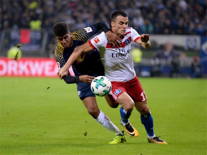 Filip Kostic (r) wird mindestens vier Wochen ausfallen. Foto: Daniel Reinhardt
