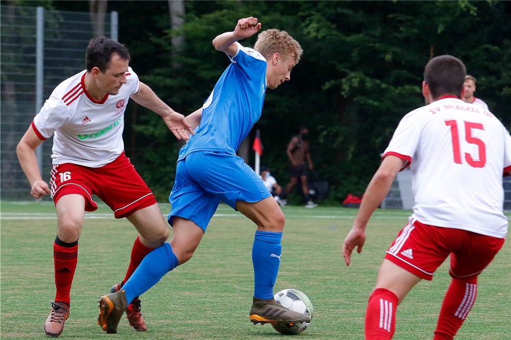 SV Brackel setzt bei seinem neuen Ex-Nationalspieler auf Zeichensprache Filip Stojanoski (r.) ackerte auf der Sechs gegen den Hombrucher SV nach vorne und nach hinten.