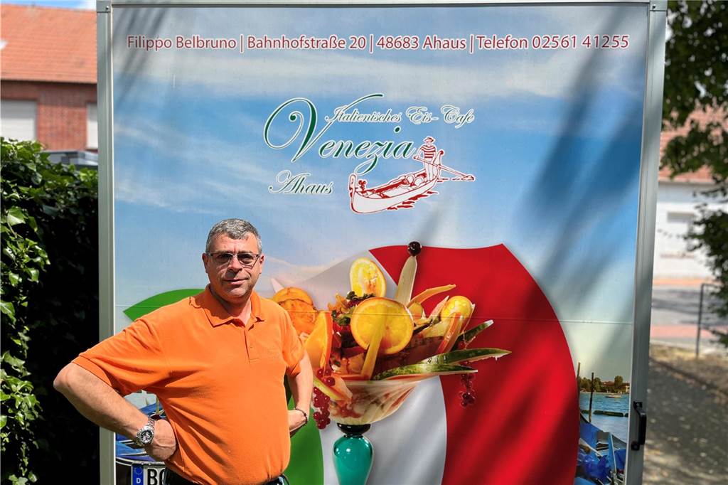 Sizilianisches Pistazieneis, Eistorten, Eiswagen beim Eiscafé Venezia Filippo Belbruno ist stolz auf seinen Eiswagen. Damit fährt er auf Bestellung zu Veranstaltungen.