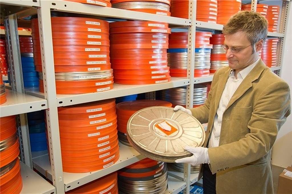 Grüne Insel im schwarzen Revier: Film von 1956 feiert Castrop-Rauxel Filmdokumentar Dr. Ralf Springer, seit 2015 Leiter des Bild-, Film- und Tonarchivs des Landschaftsverbandes Westfalen-Lippe, beim Blick in das Magazin des Filmarchivs in Münster.