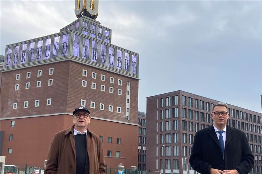 Darum trauert das Dortmunder U um die Corona-Toten Filmemacher Adolf Winkelmann (l.) und Oberbürgermeister Thomas Westphal vor der Trauer-Botschaft zum Corona-Gedenktag am U-Turm