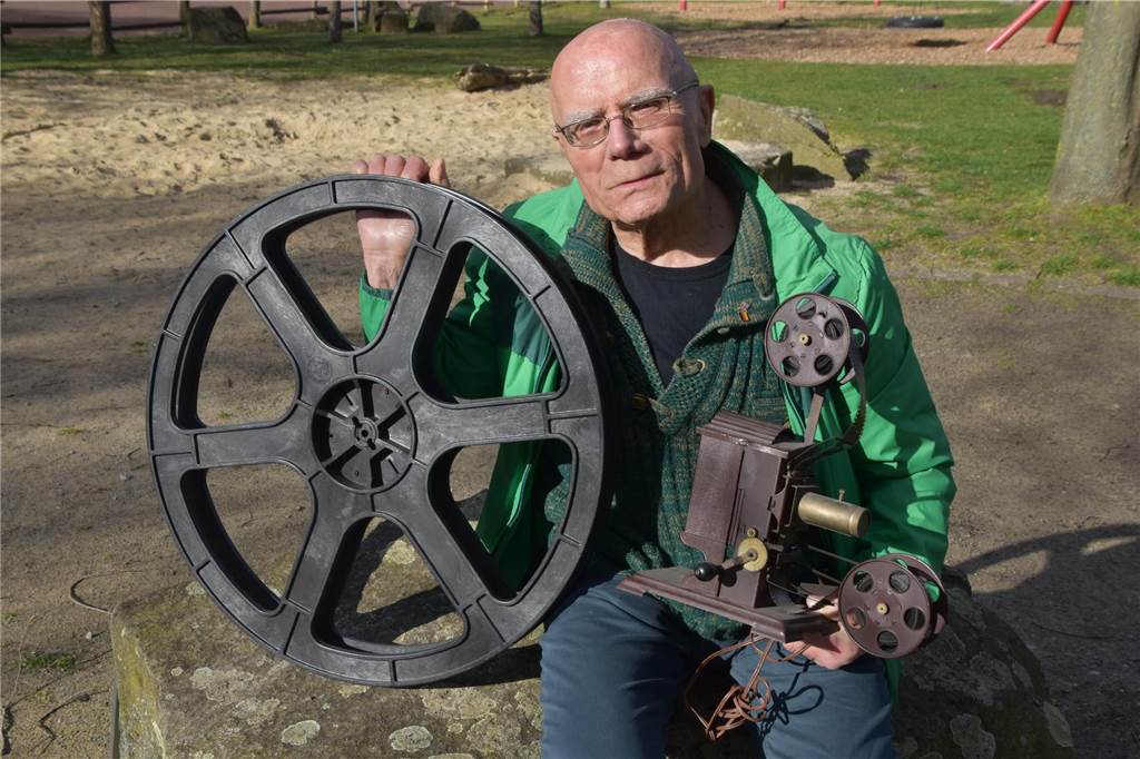 Filmemacher Knut Thamm mit Erinnerungsstücken an das analoge Zeitalter des Films.