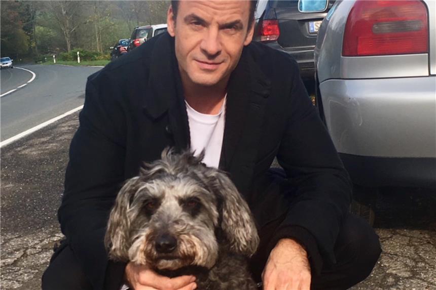 Hund Matze ist ein Filmstar Filmhund Matze mit Schauspieler Stephan Luca in der Rolle von Rufus van Berg