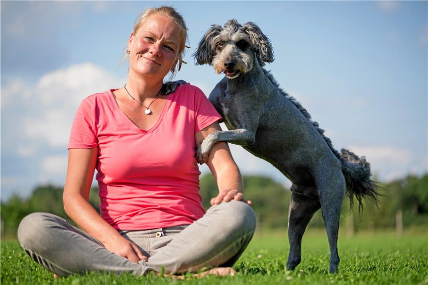 Hund Matze ist ein Filmstar Filmhund Matze und Frauchen Marion Albers. Sie brachte ihm als Hundetrainerin alle Tricks bei.
