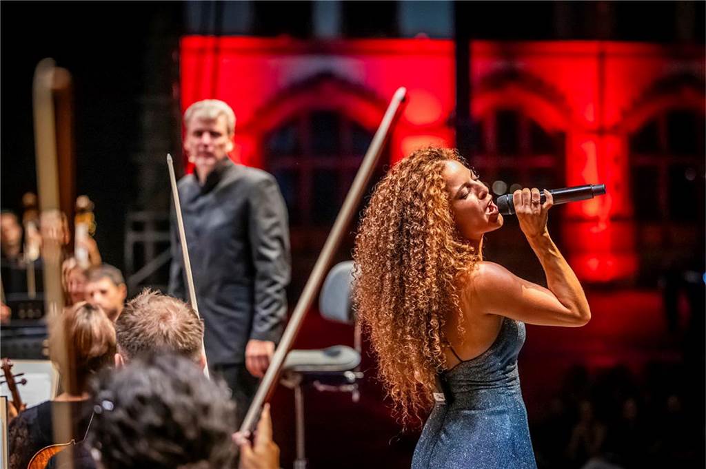 Filmmusik-Gala mit den Dortmunder Philharmonikern und mit Patricia Meeden auf dem Friedensplatz: Das Publikum war am Sonntagabend begeistert vom Abschluss der Cityring-Konzerte.